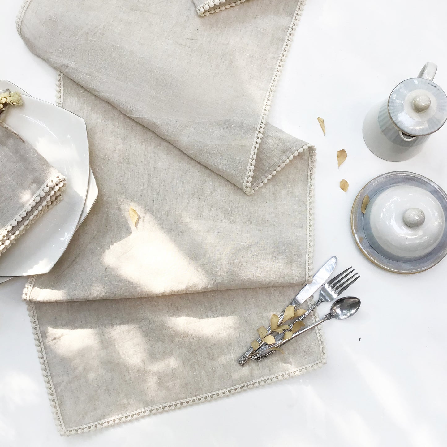 LINEN TABLE RUNNER {pompom charm}